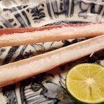 緒方 - ⑪焼き松葉蟹(鋏下2番脚)(兵庫県津居山産)、酢橘添え
      次は酢橘を搾って果汁を垂らすと味わいが爽やかになり印象がガラッと変わります
      当たり前の事ですがキチンと順序立てて味わい尽くさせるのが素晴らしい！