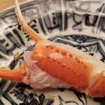 緒方 - ⑫炙り松葉蟹(鋏)(兵庫県津居山産)、生姜醤油
      殼もそれほど紅が差していないくらいの色合いで、炭火で焼いたというよりは炙った感じです。