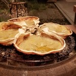 緒方 - ⑬松葉蟹の蟹味噌入り甲羅焼き酒(兵庫県津居山産)
      緒方大将の撮影。( *´艸｀)
      奥の箱庭の木々の陰影まで綺麗に写ってて、大将の美意識の高さを垣間見た気がします。(*´∀`)
