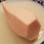 緒方 - ⑭煮海老芋(大阪府富田林産)、利尻昆布と鰹節出汁
      旬は晩秋～冬
      薄味の出汁で味付けされた海老芋は型崩れしていないけれど裏漉ししたかのように軟らかい
      口に入れると溶け出して優しい甘みが拡がります