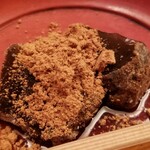 緒方 - ⑲焼き蕨餅
      蕨餅を炭火焼きして芳ばしくしてから提供。
      冬だから温かいスイーツなんですね♪