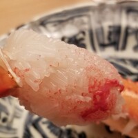 緒方 - ⑫炙り松葉蟹(鋏)(兵庫県津居山産)、生姜醤油
                    軽く炭火で炙った爪は蟹の華となっており、レアな食感。
                    透明感のある旨みに微かな芳ばしさ。
                    何も付けずトゥルっと頂きます。