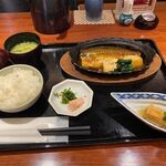 博多割烹 凜屋 - 暫く待つと注文した鯖の味噌煮鉄板定食８００円の出来上がりです。