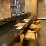 割烹 山の湖 - カウンターのみの店内です