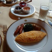 メインダイニングルーム - オムレツとピリ辛ソーセージ