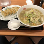 Hidakaya - 野菜たっぷりタンメンの餃子セット、730円税込。