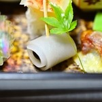 白船荘 新宅旅館 - 水仙巻、奥は海老鮨