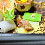 白船荘 新宅旅館 - 蕎麦がきカナッペ。奥はエンドウ