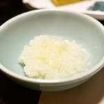 白船荘 新宅旅館 - 朝食　温泉粥をとりわけ