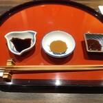 割烹 清風 - 左からお造りのお醤油、辛子醤油、ドライトマトのポン酢