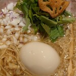 麺とカフェ処 悠然かしや - 背脂濃厚生醤油そば+味タマ♪