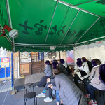 炭焼うな富士 - 待ち行列は20名までテントの中に入れます