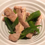 丿貫 - 丿貫(鶏せせりと青葱の黒七味和え)