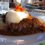 ハンプティ ダンプティ - インドのチキンカレーとタイのグリーンカレーの一緒盛り