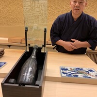 鮨 さえ喜 - 電動でフタが開きます