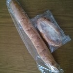 AMBROSIA - しっぽ(左)・ベーコンとカマンベールのパン(右)