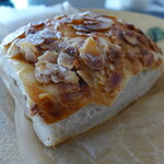 穀蔵 - メープルクリームチーズパン(210円)