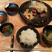 六角堂 - ステーキ定食(お肉食べかけのため少ない)