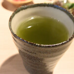 鉄板料理と馬肉寿司 個室居酒屋 くゐな - ホット緑茶