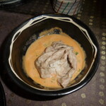 瀬里奈 - しゃぶしゃぶのスープで調理した岩手県産の特選牛サーロインのしゃぶしゃぶ肉を、ごまだれに浸けた様子です。・