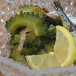 神港 - 「ゴーヤとオイルサーディンのサラダ」：シャッキシャッキ！夏の草原のような蒼い香り♪