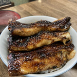 田代 - 鰻丼（上）4,200円。大きなウナギが1匹半です。