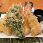 Meigetsu Antanakaya - 天ぷら盛合わせ
                        春菊、キス、小海老5、ごぼう、茄子
                        塩が付属しますが、せっかくなので蕎麦味噌を付けながらいただきます。