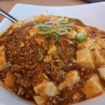 中国料理 九龍居 - 麻婆飯見た目はすごくきれい。辛さ4。あせがでてとまらん。火の通りもグッド。豆腐は安いやつの小さめ。米はいいやつ使ってそう。業務用ブレンド米ではないような感じがします。