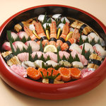 つり舟 - 沖５人前１００００円　上にぎりの大皿です。新鮮なネタと職人の技術でお客様にも安心です。