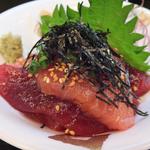 神港 - 「とりあえず、コレ食べておいて～！」：女将がサービスでくれたマグロ。ギャフ～ン♪