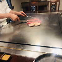 ステーキハウス松波 - 牛肉と鶏肉を目の前でやきあげてくれます