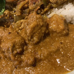 LAMP - ポーク接写！基本ポークビンダルーですが、たまに人気のグリーンポークカレーも出現します。