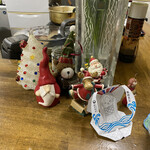 ごはんばー - カウンターにはクリスマスらしい置き物が