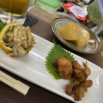 ごはんばー - お通しの鶏皮ポン酢もゴボウ天と大根の煮物