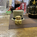 ごはんばー - ママさんがお猪口に金粉入れてもいいんよとおっしゃり