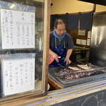 田代 - 店主が大きな鰻を焼いています。