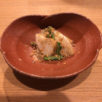 御成門はる - 小蕪の胡麻和え→提供の直前に胡麻を擦って…極限まで胡麻の香りを楽しませてくれる小蕪の胡麻和え。演出含めて良いですね！