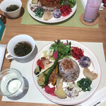 Vegetable Kitchen Uuma - ベジ盛りチキンプレート（手前）。ベジ盛りスパイスキーマカレー（奥）。