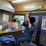 ごはんばー - 笹の葉を振り回す常連の先輩氏
      
      オレの日本酒飲めとおっしゃるので