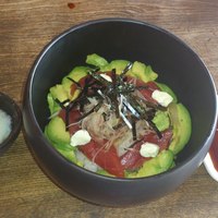 SUSHI 権八 西麻布 - お得なランチ：まぐろアボガド温玉丼