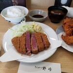 とんかつ野崎 - 定食は御飯、赤だし、香物で320円
