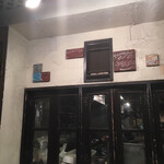 タパス＆タパス - 窓越しに見た厨房