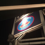 タパス＆タパス - お店の看板にはトレードマークの赤いタコのイラスト