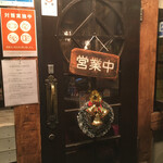 タパス＆タパス - 入口扉にはクリスマスリース