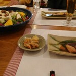 Siogura - 席付けの豆腐サラダと開始と共に置かれたうんまいブリの煮付け