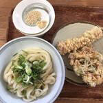 Junteuchi Udon Katsuichi - 冷やし(350円)+野菜かき揚げ(100円)+ちくわ(100円)