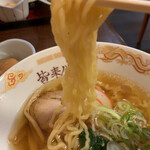 皆来食堂 - ラーメンリフト!!赤かま入ってる。ほうれん草少し入ってるが要らないような。