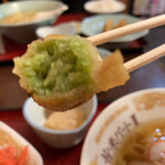 皆来食堂 - 揚げ餃子の中身。緑ぎっしり。