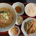 皆来食堂 - 旦那さんのラーメンセット￥880餃子かもつ煮を選べるそうです。