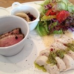 ハレイロ - hareデリ(蒸し鶏ジェノベーゼソース、きのこのマリネ、鴨のパストラミ･ブルーベリーソース、サラダ